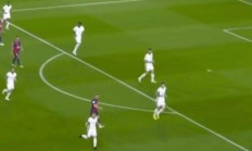 九游app下载-后卫奉献神勇扑救，阻止对手破门