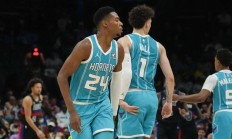 九游体育-包含猛龙队员状态不佳，团队战术缺陷明显，战绩持续受困的词条