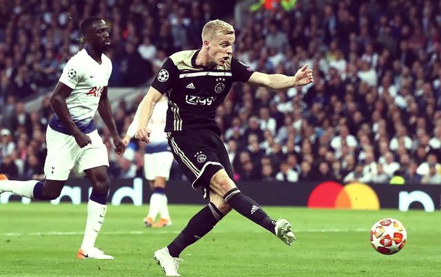 阿贾克斯队在国际赛事中迅速崛起