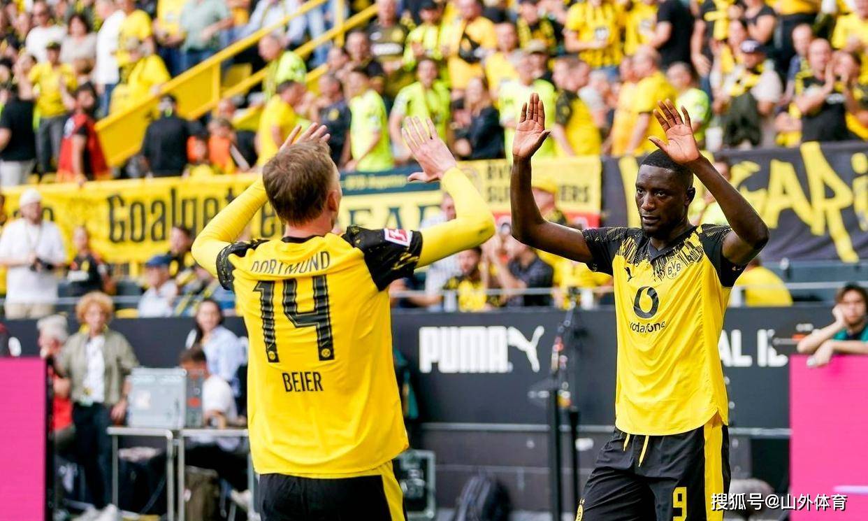 包含多特蒙德备受瞩目，球员表现团结协作展现实力的词条