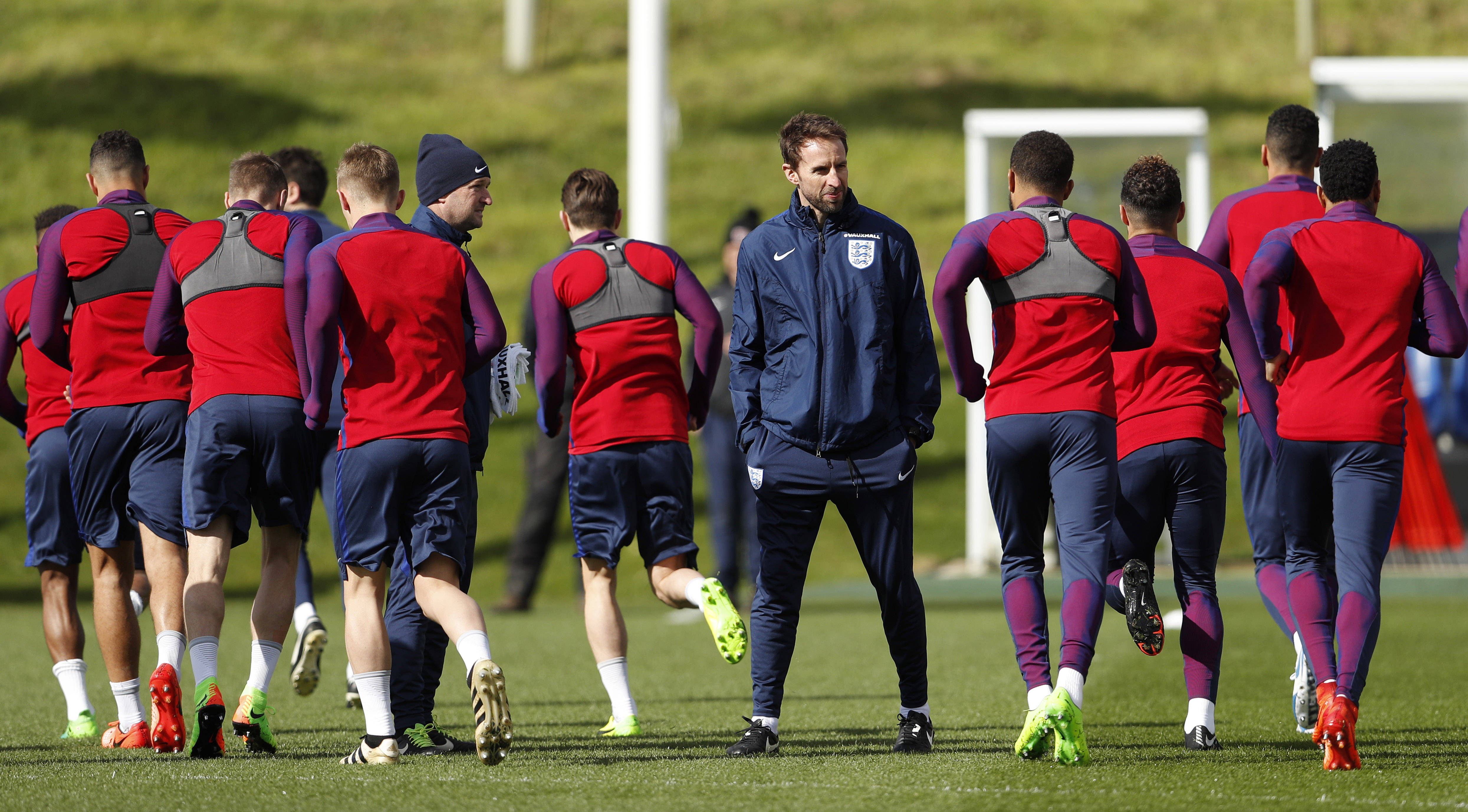 阿尔巴尼亚队抵达场地，准备进行战术训练