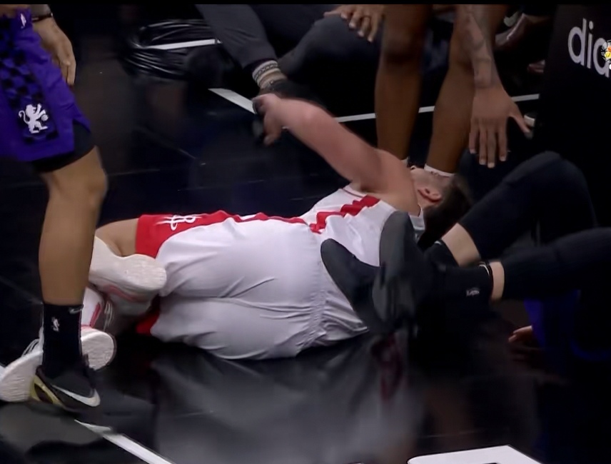 一场混战!知名球星在比赛中受伤