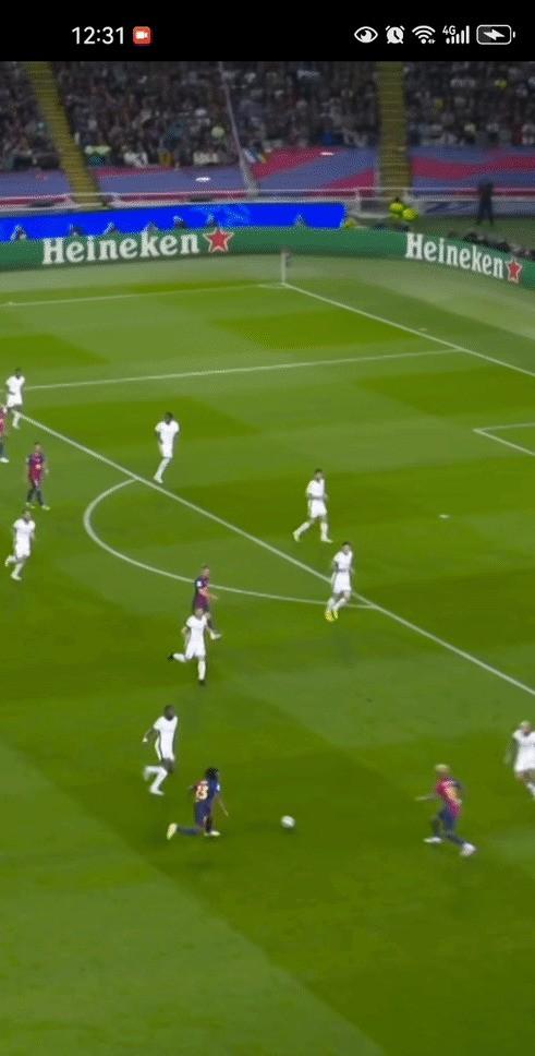 后卫奉献神勇扑救，阻止对手破门