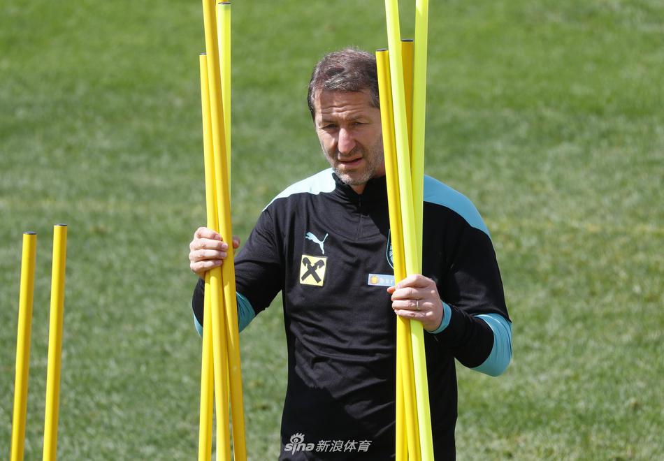 欧洲国家队备战比赛，球员训练积极认真