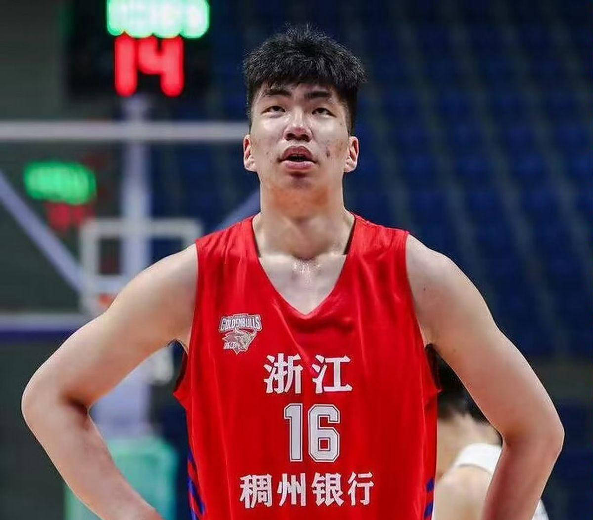 浙江队在场上表现出色，轻松击败对手的简单介绍