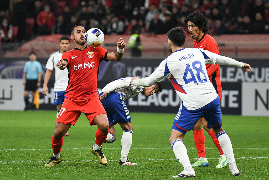 精英对决引人注目，足球比赛精采纷呈的简单介绍